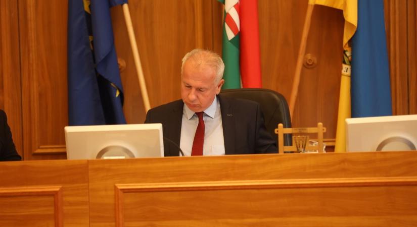 Színvonal: szarozott egyet Péterffy alpolgármestere a közgyűlésen