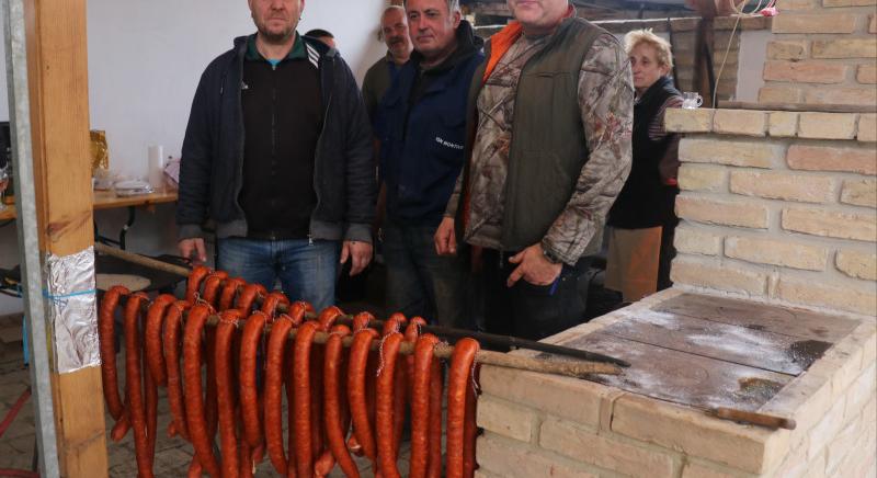Első hagyományőrző falusi disznóvágás Dunaszentbenedeken – Régi idők szokásait elevenítették fel