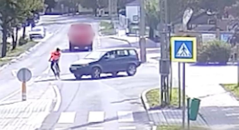 Próbált menteni a biciklis, de elütötte az autó – VIDEÓ