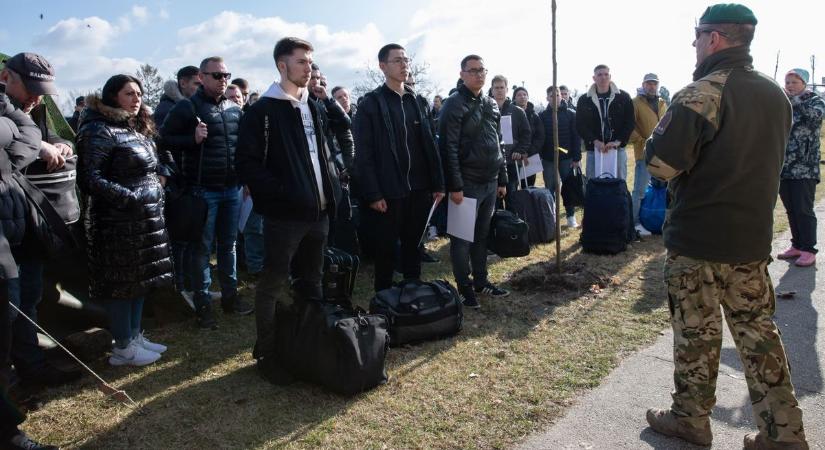 Több mint 500 újonc érkezett a tatai dandárhoz videó, fotók