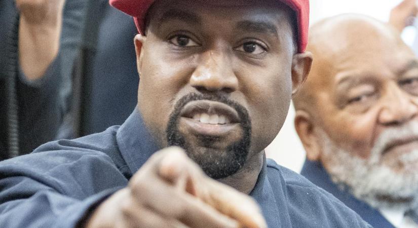 Kanye West büszkén mutogatja szinte teljesen meztelen feleségét – videó