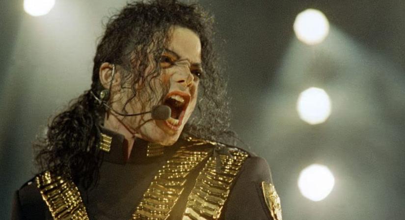 Félelmetes, mennyire hasonlít Michael Jacksonre az új forgatási fotón a popsztárról készülő biopic főszereplője az egyik híres koncertet feldolgozó jelenetből