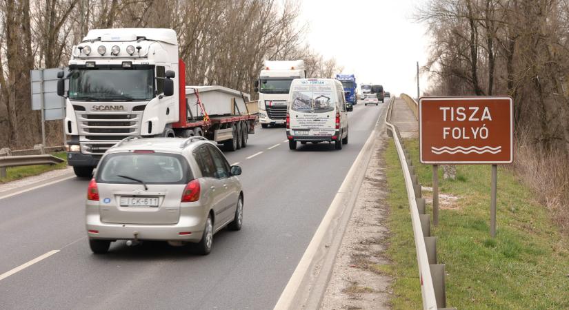 Szeged felé közlekedők! Javítják az Algyői Tisza-hidat szerdán