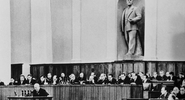 Lenin szobra előtt sorolta el Sztálin bűneit a szovjet főtitkár