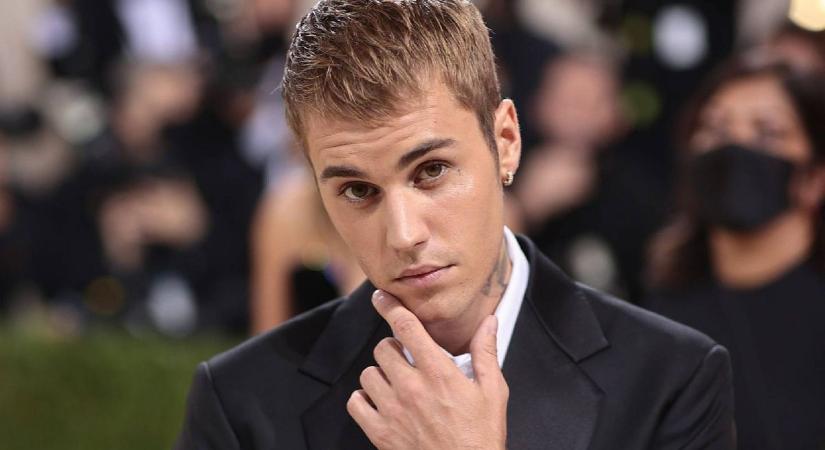 A világ egyik legnagyobb eseményén magyar tervező ruhájában jelent meg Justin Bieber
