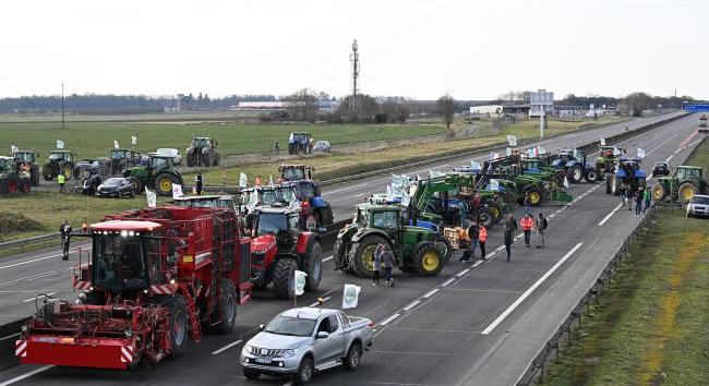 Határlezárással fenyegetőznek a cseh gazdák is