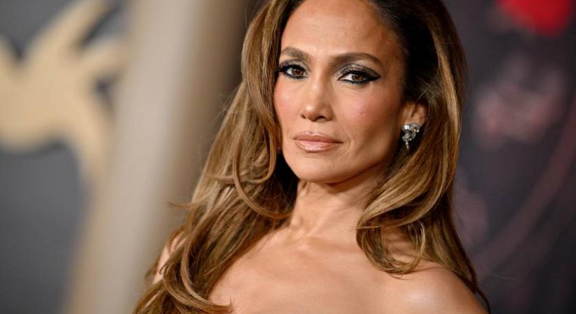 Az 54 éves Jennifer Lopez dekoltázsa vonzotta a tekinteteket: áttetsző szoknyában ment a bemutatóra