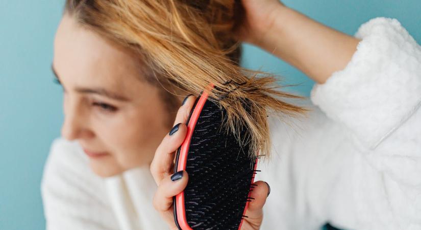 Tényleg kezelhető a menopauza alatti hajhullás lézeres stimulációval?