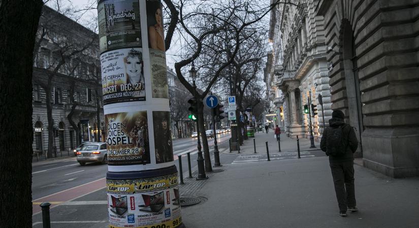 Pikó Andrásék 25 Mahir-hirdetőoszlopot tűntetnek el Józsefvárosból