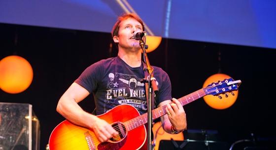 James Blunt zseniálisan vicces videóval promózza új számát