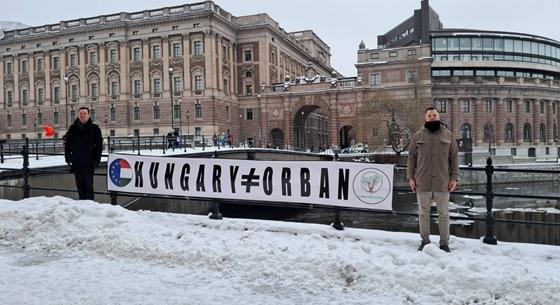 "Magyarország  Orbán" feliratú molinóval tüntetnek Stockholmban