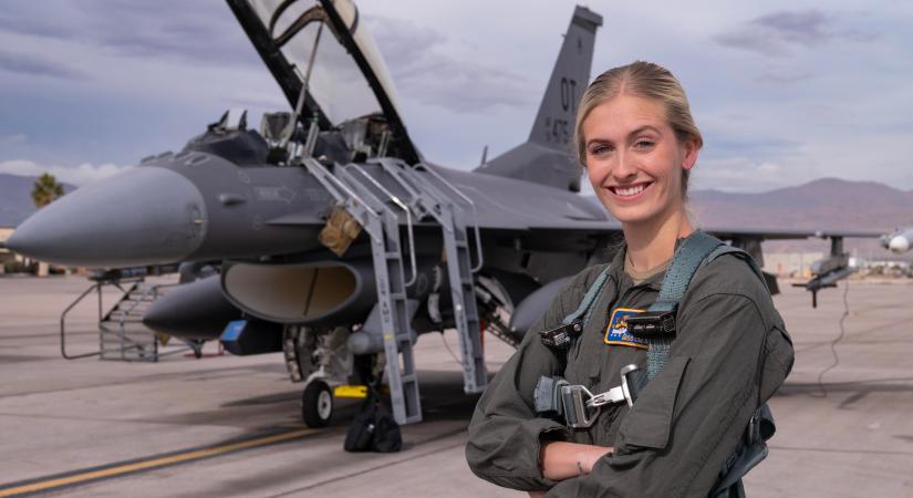 A légierőnél szolgáló Miss America vezeti fel a pace carral a Daytona 500 mezőnyét