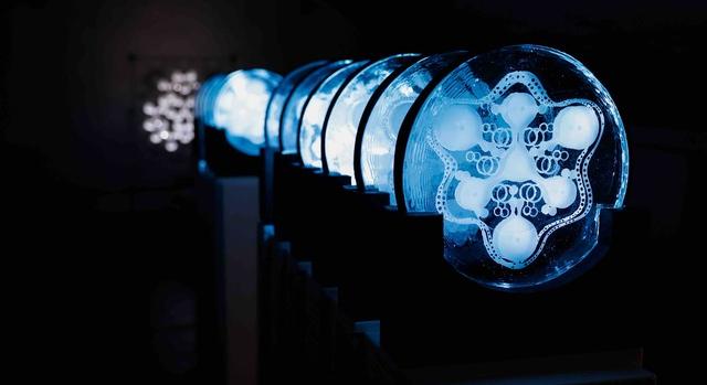 Sci-fi világot teremtenek fényszobrász alkotások Budapesten