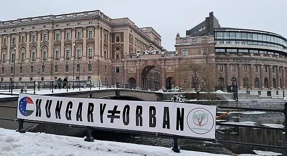 Magyar tüntetők kampányoltak az Orbán-kormány ellen Stockholmban