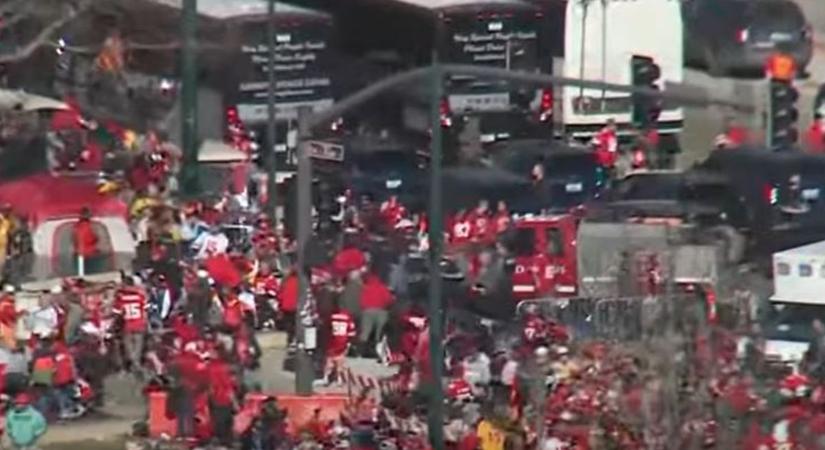 Sikolyok és pánik: az életükért futottak, rálőttek az ünneplő tömegre a Super Bowl megnyerése után