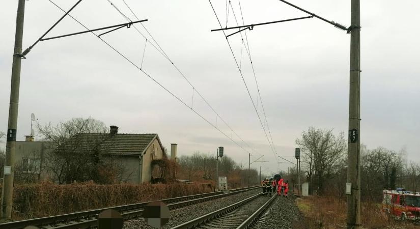 TRAGIKUS vonatbaleset: bottal járó, idős férfi a vonat elé