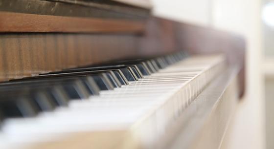 150 éves zongorát ajándékoztak a budapesti Zrínyi Miklós Gimnáziumnak