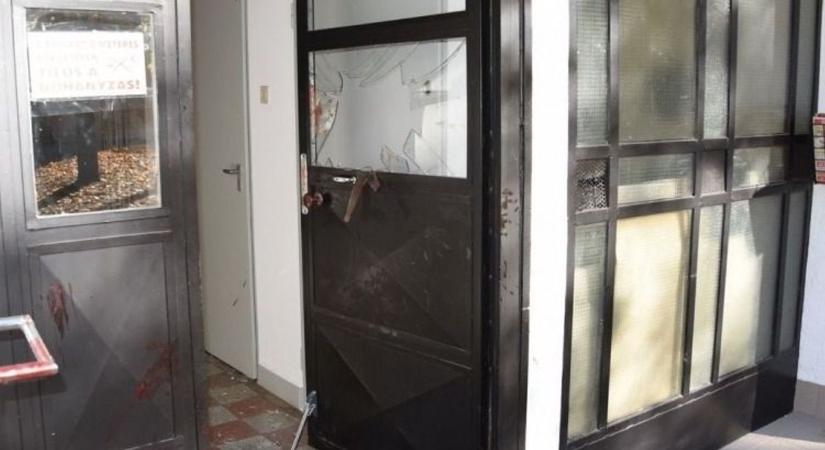 Úgy bepöccent egy fiatal nő, hogy puszta kézzel törte be a bejárati ajtó üvegét