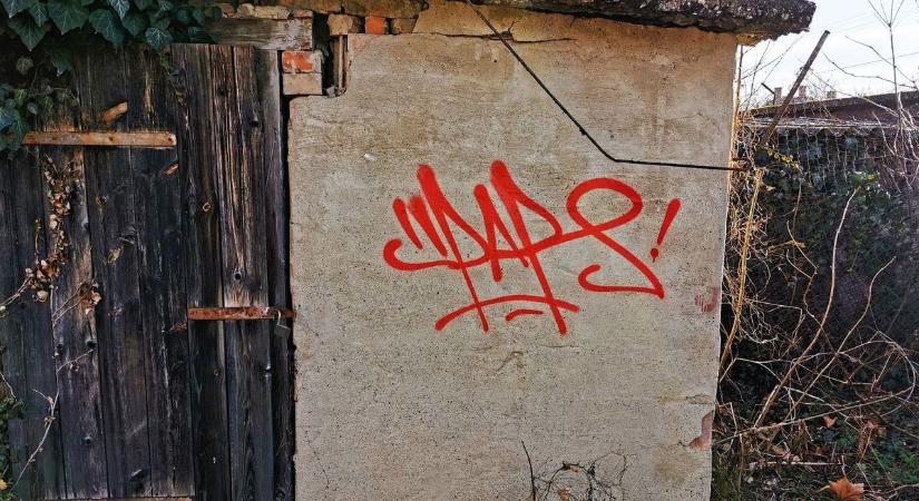 Graffiti-fantom garázdálkodott Selypen  fotók