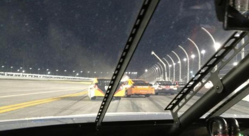 Twitter, Montoya és BK – Avagy miért nem mobilozhatnak a NASCAR-pilóták verseny közben?