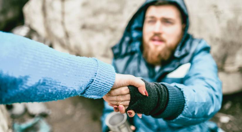 Egy diáklány 144 millió forintot gyűjtött össze egy hajléktalan férfinak, akinek teljesen megváltozott az élete