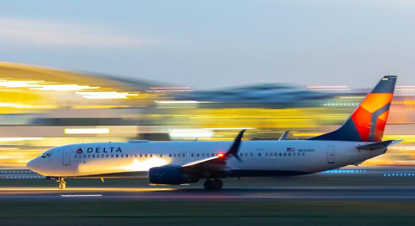 Kukacok potyogtak a Delta repülőgépén egy utas nyakába