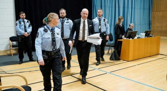 A tömeggyilkos Anders Breivik elbukta a magánzárkája miatt indított pert