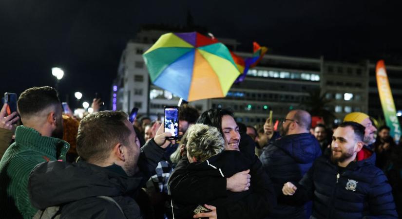 Ortodox országban legalizálták az azonos neműek házasságát