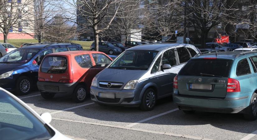 Egyre több, egyre nagyobb autók: parkolási nehézségek Veszprémben