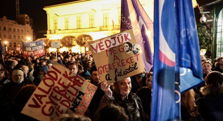 „Mondjátok azt, hogy elég″ – Róna Péter tüntetésre buzdítja a fiatalokat