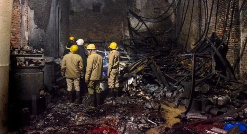 Halálos tűz ütött ki egy festékgyárban Indiában