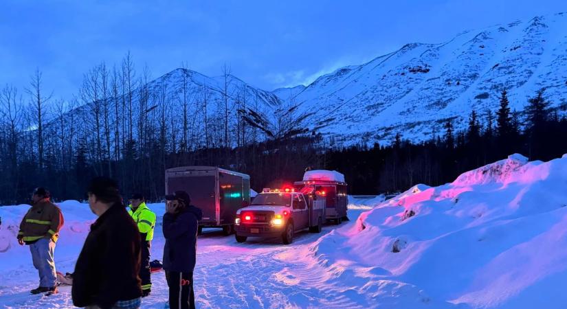 Egy síelő meghalt, két másik megsérült, miután egy lavina elsodorta őket Alaszkában