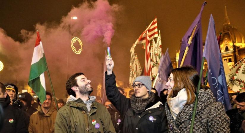 Politikamentesnek állítaná be a mai tüntetést a korábban füstbombát dobáló Fekete-Győr András