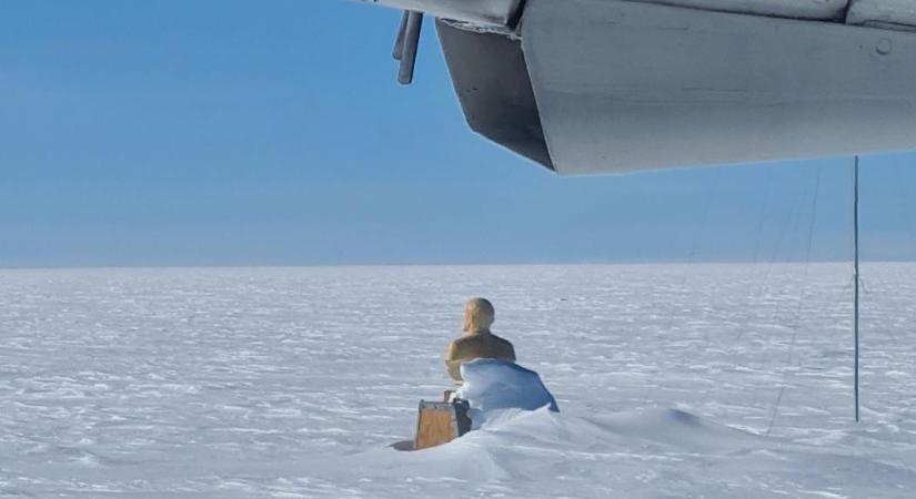 Rejtélyes Lenin-szobrot találtak az Antarktiszon, egy jégbetemetett épület tetején áll: nem hiszi el, mire bukkantak - fotók