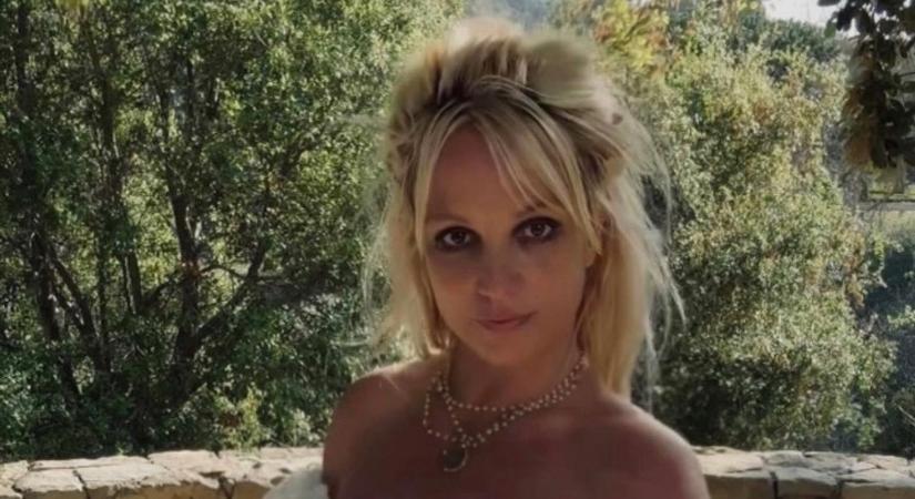 Videón, ahogy Britney Spears a melleit markolássza és magát simogatja - videó