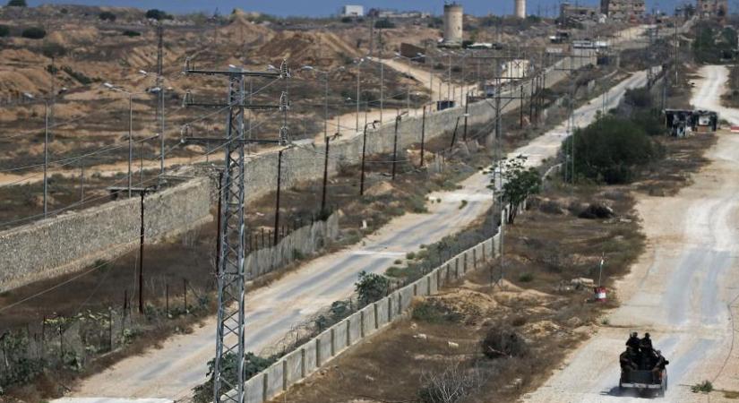 Egyiptom betonfallal körülvett tábor építésébe kezdett a Gázai övezet mellett