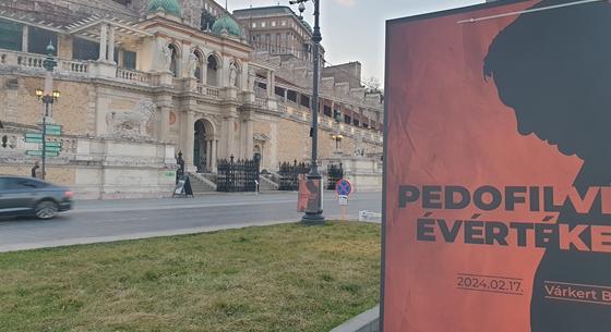 "Pedofilvédő évértékelő" - plakátokkal készül a Momentum a szombati Orbán-évértékelőre a Várkert Bazárnál