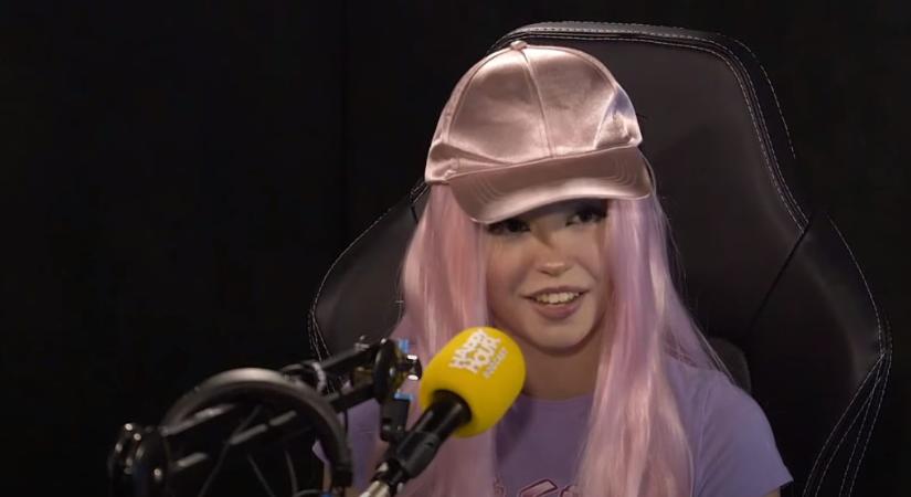 Belle Delphine elárverezi az óvszert, amit az első pornójában fog használni