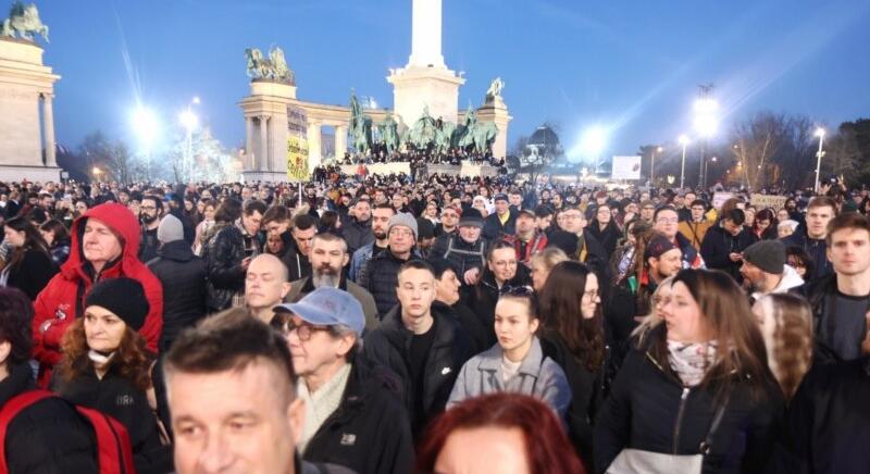 Megtelt a Hősök tere, ezrek tüntetnek a kegyelmi botrány miatt Budapesten