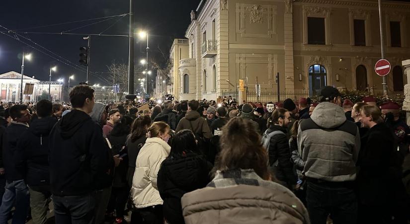 A tüntetők egy része a Fidesz-székház elé vonult, velük szemben felállt a rendőrsorfal – videó
