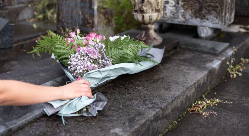Mikulásjelmez, pucér gyászolók - ilyen extrém temetésen nem sokan voltak még