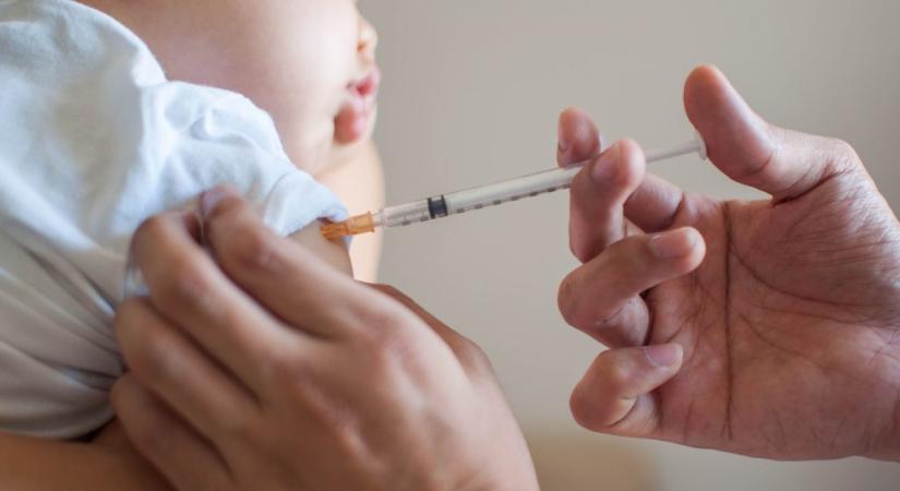 120 millióra perli az államot az anya, aki szerint gyerekei a védőoltások miatt lettek betegek