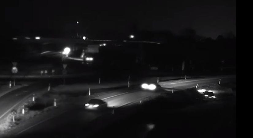 Senki nem állt meg segíteni: Videón mutatjuk, ahogy árokba hajtott egy sofőr a M1-es és M85-ös győri csomópontjában