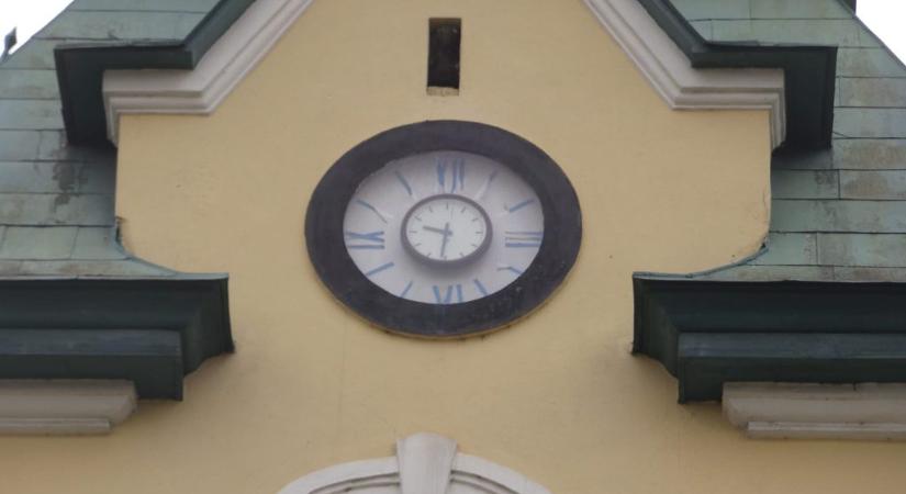 A nógrádi Mekk Elek miatt mutatja csak az időt Közép-Kelet-Európa egyetlen ferde tornya