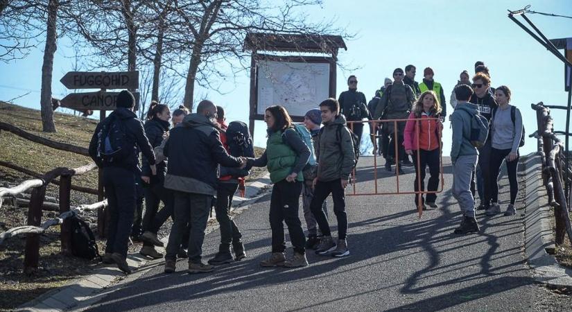 Kiss Péter néhai hegymászóra emlékeznek a túrázók a Mátrában  videó, fotók