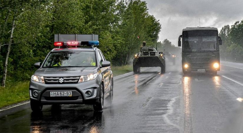 Szolnokról induló katonai konvojok lepték el az országutat