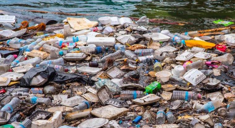 Egy friss jelentés bohózatnak minősíti a műanyag újrahasznosítás rendszerét