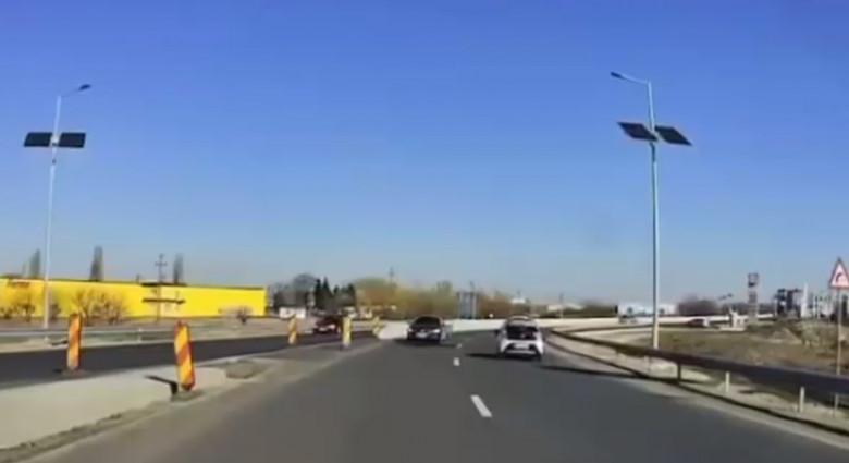 Utolsó pillanatban sikerült elkerülni a tragédiát, a forgalommal szembehajtott a sofőr (VIDEÓ)