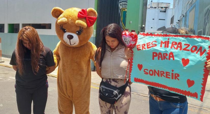 Valentin-nap alkalmából mackónak öltözve csapott le két drogdílerre egy rendőr Peruban – videó