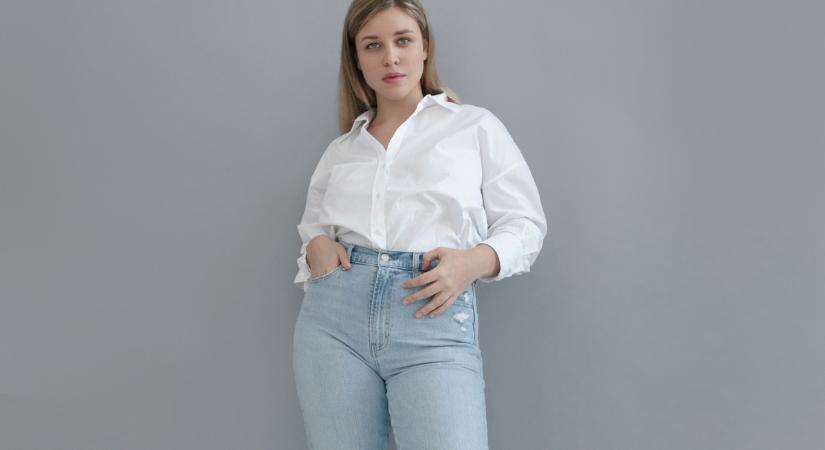 Divatos szettek teltkarcsú alakon: a blogger szuper nőiesen viseli az egyszerű fazonokat